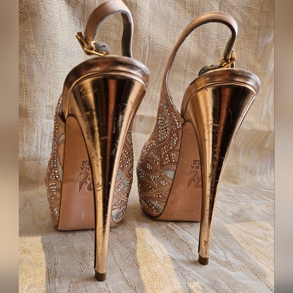 Embroidered Gold and Beige Beaded stilettos. Open Toe. Size 6 - Picture 7 of 12